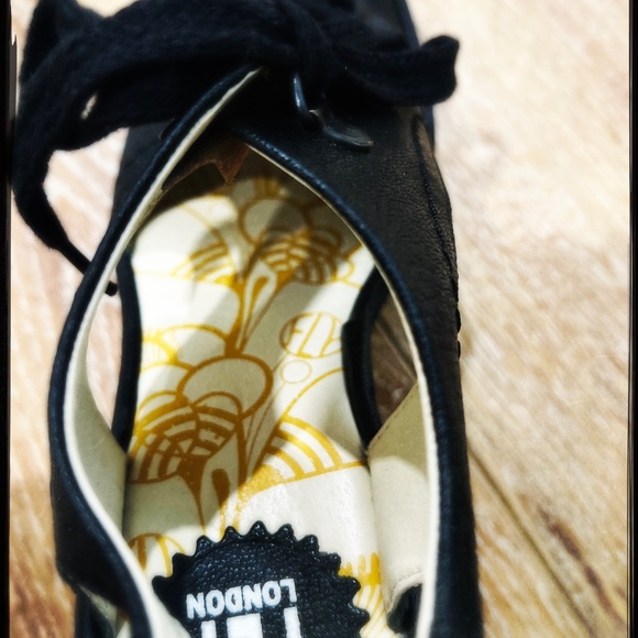 Fly London Black Leather Tie Sandals - Picture 4 of 7